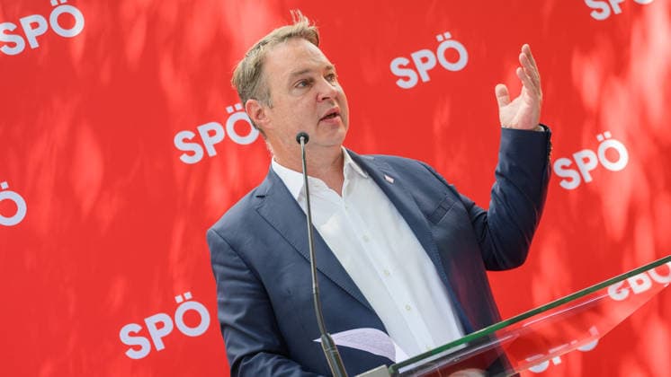 photonews.at – Wien, 23.06.2026. Pressegespräch der SPÖ zur Sommertour Ordnen statt Spalten . Der Bundesparteivorsitzende und der Bundesgeschäftsführer informieren über die Sommertour der SPÖ sowie deren politische Schwerpunkte und geplante Aktivitäten. PHOTO: Vizekanzler Andreas Babler (SPÖ) SPÖ press briefing on the party s Ordnen statt Spalten summer tour. The party leader and secretary general outline the campaign s political priorities and upcoming activities. Sommertour, Opposition, Parteipolitik, Kommunikation, Öffentlichkeit, Dialog, Tour, opposition, communication, outreach Pressegespräch der SPÖ zur Sommertour Ordnen statt Spalten *** photonews at – Vienna, June 23, 2026 SPÖ Press Briefing on the Summer Tour 