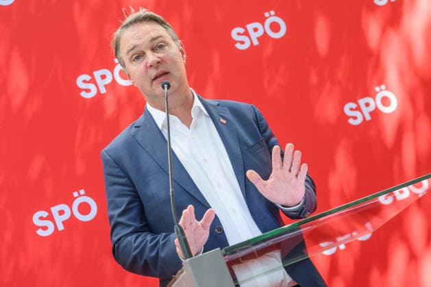 photonews.at – Wien, 23.06.2026. Pressegespräch der SPÖ zur Sommertour Ordnen statt Spalten . Der Bundesparteivorsitzende und der Bundesgeschäftsführer informieren über die Sommertour der SPÖ sowie deren politische Schwerpunkte und geplante Aktivitäten. PHOTO: Vizekanzler Andreas Babler (SPÖ) SPÖ press briefing on the party s Ordnen statt Spalten summer tour. The party leader and secretary general outline the campaign s political priorities and upcoming activities. Sommertour, Opposition, Parteipolitik, Kommunikation, Öffentlichkeit, Dialog, Tour, opposition, communication, outreach Pressegespräch der SPÖ zur Sommertour Ordnen statt Spalten *** photonews at – Vienna, June 23, 2026 SPÖ Press Briefing on the Summer Tour 