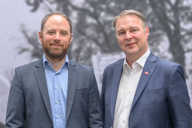 photonews.at – Wien, 23.06.2026. Pressegespräch der SPÖ zur Sommertour Ordnen statt Spalten . Der Bundesparteivorsitzende und der Bundesgeschäftsführer informieren über die Sommertour der SPÖ sowie deren politische Schwerpunkte und geplante Aktivitäten. PHOTO: Bundesgeschäftsführer der SPÖ Klaus Seltenheim und Vizekanzler Andreas Babler (SPÖ) SPÖ press briefing on the party s Ordnen statt Spalten summer tour. The party leader and secretary general outline the campaign s political priorities and upcoming activities. Sommertour, Opposition, Parteipolitik, Kommunikation, Öffentlichkeit, Dialog, Tour, opposition, communication, outreach Pressegespräch der SPÖ zur Sommertour Ordnen statt Spalten *** photonews at – Vienna, June 23, 2026 