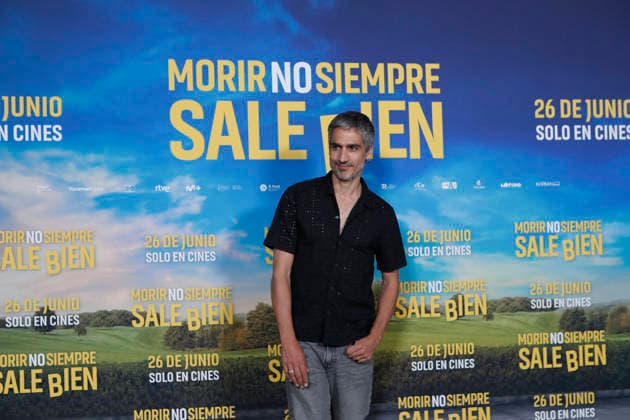 June 23, 2026, Madrid, Madrid, Spain: Spanish actor RAUL PRIETO poses for the media during the photocall for the presentation of the movie Morir no siempre sale bien held at Leclab Madrid. Directed by Claudia Pinto the black comedy film tells the story of two families from different social backgrounds forced to interact after the kidnapping of a corpse. The cinematic project explores social differences through irony and empathy offering a critical portrait of modern society. Madrid Spain  - ZUMAo127 20260623_zep_o127_106 Copyright: xHugoxOrtunox