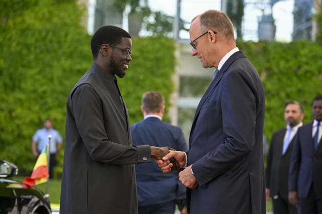 Senegal President Bassirou Diomaye Faye welcomed in Berlin BERLIN, GERMANY - JUNE 23: Senegalese President Bassirou Diomaye Faye (L) is formally welcomed by German Chancellor Friedrich Merz (R) during an official ceremony at the Chancellery in Berlin, Germany, during his visit to the country, on June 23, 2026. Halil Sagirkaya Anadolu Berlin Germany. Editorial use only. Please get in touch for any other usage.  Copyright: x2026xAnadoluxHalilxSagirkayax
