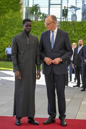 Senegal President Bassirou Diomaye Faye welcomed in Berlin BERLIN, GERMANY - JUNE 23: Senegalese President Bassirou Diomaye Faye (L) is formally welcomed by German Chancellor Friedrich Merz (R) during an official ceremony at the Chancellery in Berlin, Germany, during his visit to the country, on June 23, 2026. Halil Sagirkaya Anadolu Berlin Germany. Editorial use only. Please get in touch for any other usage.  Copyright: x2026xAnadoluxHalilxSagirkayax