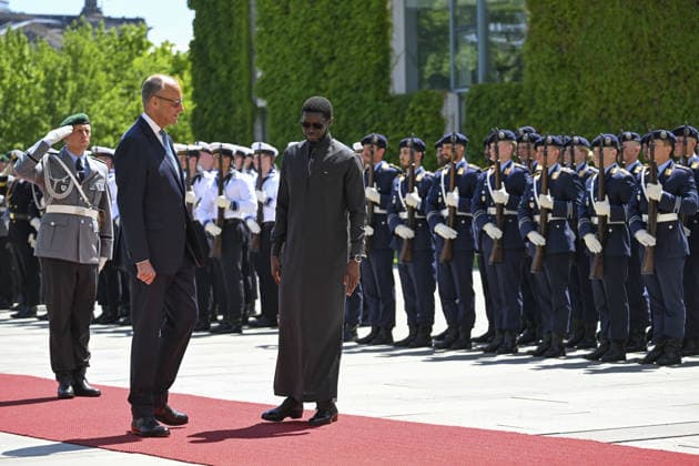 Senegal President Bassirou Diomaye Faye welcomed in Berlin BERLIN, GERMANY - JUNE 23: Senegalese President Bassirou Diomaye Faye (R) is formally welcomed by German Chancellor Friedrich Merz (L) during an official ceremony at the Chancellery in Berlin, Germany, during his visit to the country, on June 23, 2026. Halil Sagirkaya Anadolu Berlin Germany. Editorial use only. Please get in touch for any other usage.  Copyright: x2026xAnadoluxHalilxSagirkayax