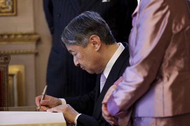 Japanese Emperor Naruhito signs the guest book at a visit to the City Hall, in Brussels, during the official state visit of the Japanese Emperor and Empress to Belgium on Tuesday 23 June 2026. The Emperor and Empress of Japan visit Belgium from June 20-25.  POOLxNICOLASxECONOMOU 178947525