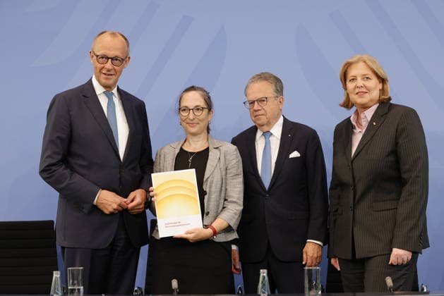 Bundeskanzler Friedrich Merz, Prof. Dr. Constanze Janda, Dr. Frank-Jürgen Weise, Bärbel Bas, Bundesministerin für Arbeit und Soziales, Deutschland, Berlin, Bundeskanzleramt, Pressekonferenz mit Bundeskanzler Merz, Bundesministerin Bas und den Vorsitzenden, Frank-Jürgen Weise und Constanze Janda, zur Übergabe des Berichts der Alterssicherungskommission *** Chancellor Friedrich Merz, Prof. Dr. Constanze Janda, Dr. Frank Jürgen Weise, Bärbel Bas, Federal Minister of Labor and Social Affairs, Germany, Berlin, Federal Chancellery, press conference with Federal Chancellor Merz, Federal Minister Bas, and the chairpersons, Frank Jürgen Weise and Constanze Janda, on the presentation of the report by the Commission on Old-Age Security,detected_sourc