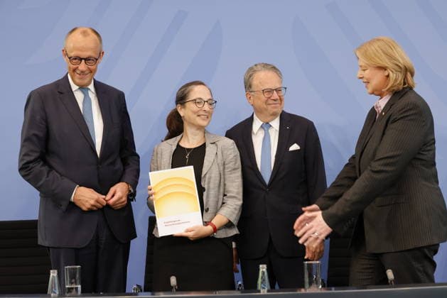Bundeskanzler Friedrich Merz, Prof. Dr. Constanze Janda, Dr. Frank-Jürgen Weise, Bärbel Bas, Bundesministerin für Arbeit und Soziales, Deutschland, Berlin, Bundeskanzleramt, Pressekonferenz mit Bundeskanzler Merz, Bundesministerin Bas und den Vorsitzenden, Frank-Jürgen Weise und Constanze Janda, zur Übergabe des Berichts der Alterssicherungskommission *** Chancellor Friedrich Merz, Prof. Dr. Constanze Janda, Dr. Frank Jürgen Weise, Bärbel Bas, Federal Minister of Labor and Social Affairs, Germany, Berlin, Federal Chancellery, press conference with Federal Chancellor Merz, Federal Minister Bas, and the chairpersons, Frank Jürgen Weise and Constanze Janda, on the presentation of the report by the Commission on Old-Age Security,detected_sourc