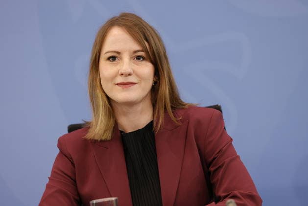 Annika Klose. Sozialwissenschaftlerin SPD, Deutschland, Berlin, Bundeskanzleramt, Pressekonferenz mit Bundeskanzler Merz, Bundesministerin Bas und den Vorsitzenden, Frank-Jürgen Weise und Constanze Janda, zur Übergabe des Berichts der Alterssicherungskommission *** Annika Klose, social scientist, SPD, Germany, Berlin, Federal Chancellery, press conference with Federal Chancellor Merz, Federal Minister Bas, and the chairpersons, Frank Jürgen Weise and Constanze Janda, on the presentation of the report by the Commission on Old-Age Security,detected_source_language