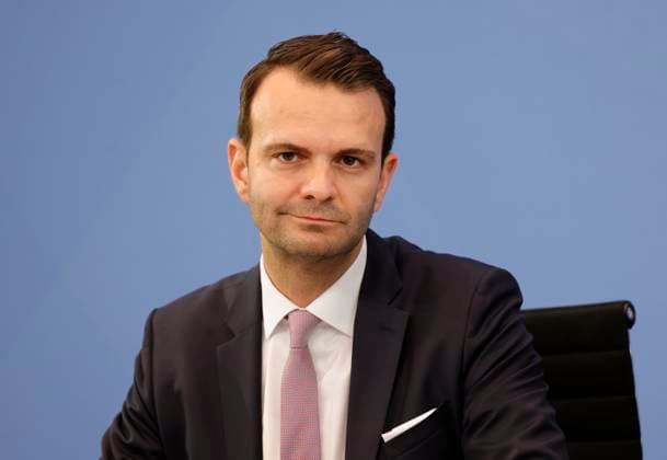 Dr. Florian Dorn, MdB, (CDU CSU), Deutschland, Berlin, Bundeskanzleramt, Pressekonferenz mit Bundeskanzler Merz, Bundesministerin Bas und den Vorsitzenden, Frank-Jürgen Weise und Constanze Janda, zur Übergabe des Berichts der Alterssicherungskommission *** Dr. Florian Dorn, Member of the Bundestag, CDU CSU, Germany, Berlin, Federal Chancellery, press conference with Federal Chancellor Merz, Federal Minister Bas, and the chairpersons, Frank Jürgen Weise and Constanze Janda, on the presentation of the report by the Commission on Old-Age Security,detected_source_language