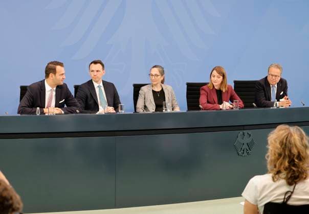 Dr. Florian Dorn, MdB, (CDU CSU), Pascal Reddig (CDU), Prof. Dr. Constanze Janda, Annika Klose. Sozialwissenschaftlerin SPD, Dr. Frank-Jürgen Weise, Deutschland, Berlin, Bundeskanzleramt, Pressekonferenz mit Bundeskanzler Merz, Bundesministerin Bas und den Vorsitzenden, Frank-Jürgen Weise und Constanze Janda, zur Übergabe des Berichts der Alterssicherungskommission *** Dr. Florian Dorn, Member of the Bundestag, CDU CSU; Pascal Reddig, CDU; Prof. Dr. Constanze Janda, Annika Klose, social scientist, SPD; Dr. Frank Jürgen Weise, Germany, Berlin, Federal Chancellery; press conference with Federal Chancellor Merz, Federal Minister Bas, and the chairpersons, Frank Jürgen Weise and Constanze Janda, on the presentation of the report by the Commiss