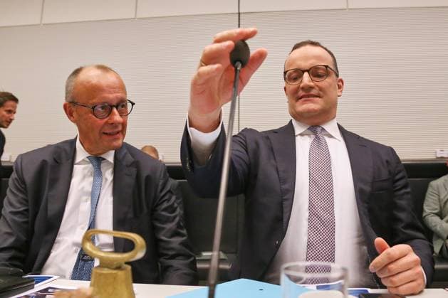 News Bilder des Tages Berlin, Deutschland, 23.06.2026: Deutscher Bundestag: Unions-Fraktionssitzung: Bundeskanzler Friedrich Merz (CDU) und Jens Spahn (CDU) *** Berlin, Germany, June 23, 2026 German Bundestag Union parliamentary group meeting Chancellor Friedrich Merz (CDU) and Jens Spahn (CDU),detected_source_language Copyright: xdtsxNachrichtenagenturx dts_124614