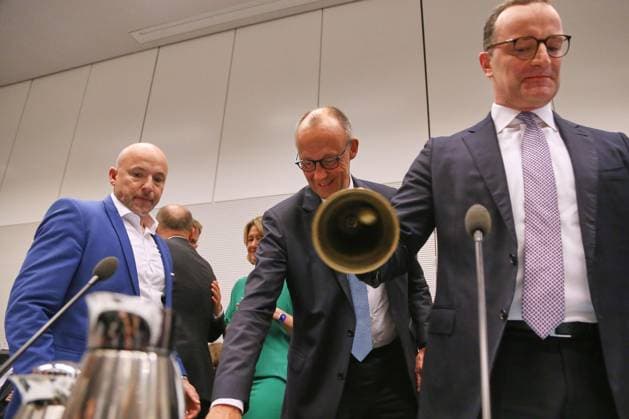 Berlin, Deutschland, 23.06.2026: Deutscher Bundestag: Unions-Fraktionssitzung: Alexander Hoffmann (CSU), Bundeskanzler Friedrich Merz (CDU) und Jens Spahn (CDU) *** Berlin, Germany, June 23, 2026 German Bundestag Union Caucus Meeting Alexander Hoffmann (CSU), Federal Chancellor Friedrich Merz (CDU), and Jens Spahn (CDU),detected_source_language Copyright: xdtsxNachrichtenagenturx dts_124617