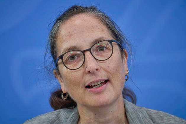 Am Dienstag (23.06.2026) stellten die Vorsitzenden der Rentenkommission, Constanze Janda (Foto) und Frank-Juergen Weise, gemeinsam mit Bundeskanzler Friedrich Merz (CDU) und Bundesarbeitsministerin Baerbel Bas (SPD) ihre Empfehlungen im Berliner Kanzleramt vor. Die Kommission schlaegt in ihrem Bericht auch vor, weitere Gruppen, etwa Selbststaendige und Abgeordnete, in die Rentenversicherung einzubeziehen, die sogenannte Rente mit 63 abzuschaffen, das Rentenniveau mindestens zu halten und die Regelaltersgrenze an die steigende Lebenserwartung anzupassen - allerdings in sehr langsamen Schritten. Zudem sollen die Renten nach 2031 wieder langsamer steigen als die Loehne. Der Kommission gehoerten Abgeordnete sowie Wissenschaftlerinnen und Wissen Copyright: epd-bild ChristianxDitsch D26D0623BerichtRentenkommission093651