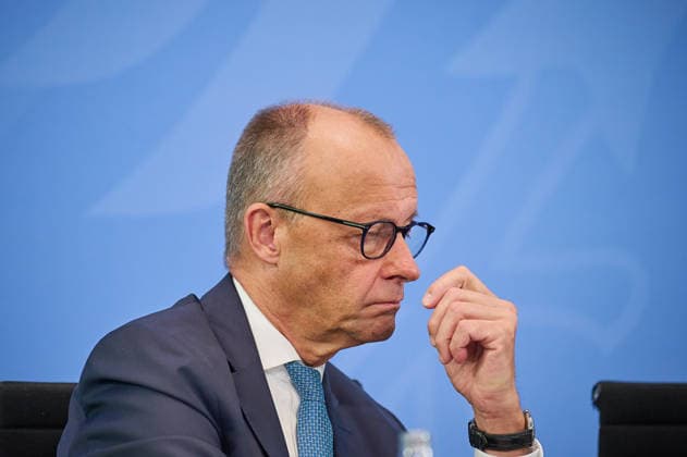 Am Dienstag (23.06.2026) stellten die Vorsitzenden der Rentenkommission, Constanze Janda und Frank-Juergen Weise, gemeinsam mit Bundeskanzler Friedrich Merz (CDU, Foto) und Bundesarbeitsministerin Baerbel Bas (SPD) ihre Empfehlungen im Berliner Kanzleramt vor. Die Kommission schlaegt in ihrem Bericht auch vor, weitere Gruppen, etwa Selbststaendige und Abgeordnete, in die Rentenversicherung einzubeziehen, die sogenannte Rente mit 63 abzuschaffen, das Rentenniveau mindestens zu halten und die Regelaltersgrenze an die steigende Lebenserwartung anzupassen - allerdings in sehr langsamen Schritten. Zudem sollen die Renten nach 2031 wieder langsamer steigen als die Loehne. Der Kommission gehoerten Abgeordnete sowie Wissenschaftlerinnen und Wissens Copyright: epd-bild ChristianxDitsch D26D0623BerichtRentenkommission094511