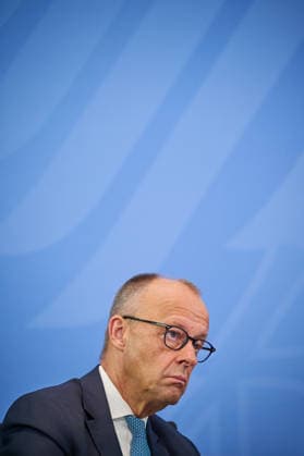 Am Dienstag (23.06.2026) stellten die Vorsitzenden der Rentenkommission, Constanze Janda und Frank-Juergen Weise, gemeinsam mit Bundeskanzler Friedrich Merz (CDU, Foto) und Bundesarbeitsministerin Baerbel Bas (SPD) ihre Empfehlungen im Berliner Kanzleramt vor. Die Kommission schlaegt in ihrem Bericht auch vor, weitere Gruppen, etwa Selbststaendige und Abgeordnete, in die Rentenversicherung einzubeziehen, die sogenannte Rente mit 63 abzuschaffen, das Rentenniveau mindestens zu halten und die Regelaltersgrenze an die steigende Lebenserwartung anzupassen - allerdings in sehr langsamen Schritten. Zudem sollen die Renten nach 2031 wieder langsamer steigen als die Loehne. Der Kommission gehoerten Abgeordnete sowie Wissenschaftlerinnen und Wissens Copyright: epd-bild ChristianxDitsch D26D0623BerichtRentenkommission094537