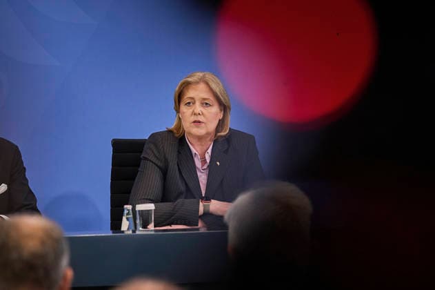 Am Dienstag (23.06.2026) stellten die Vorsitzenden der Rentenkommission, Constanze Janda und Frank-Juergen Weise, gemeinsam mit Bundeskanzler Friedrich Merz (CDU) und Bundesarbeitsministerin Baerbel Bas (SPD, Foto) ihre Empfehlungen im Berliner Kanzleramt vor. Die Kommission schlaegt in ihrem Bericht auch vor, weitere Gruppen, etwa Selbststaendige und Abgeordnete, in die Rentenversicherung einzubeziehen, die sogenannte Rente mit 63 abzuschaffen, das Rentenniveau mindestens zu halten und die Regelaltersgrenze an die steigende Lebenserwartung anzupassen - allerdings in sehr langsamen Schritten. Zudem sollen die Renten nach 2031 wieder langsamer steigen als die Loehne. Der Kommission gehoerten Abgeordnete sowie Wissenschaftlerinnen und Wissens Copyright: epd-bild ChristianxDitsch D26D0623BerichtRentenkommission092310