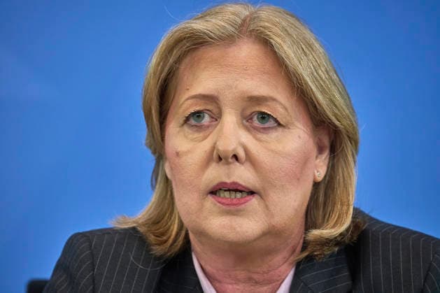Am Dienstag (23.06.2026) stellten die Vorsitzenden der Rentenkommission, Constanze Janda und Frank-Juergen Weise, gemeinsam mit Bundeskanzler Friedrich Merz (CDU) und Bundesarbeitsministerin Baerbel Bas (SPD, Foto) ihre Empfehlungen im Berliner Kanzleramt vor. Die Kommission schlaegt in ihrem Bericht auch vor, weitere Gruppen, etwa Selbststaendige und Abgeordnete, in die Rentenversicherung einzubeziehen, die sogenannte Rente mit 63 abzuschaffen, das Rentenniveau mindestens zu halten und die Regelaltersgrenze an die steigende Lebenserwartung anzupassen - allerdings in sehr langsamen Schritten. Zudem sollen die Renten nach 2031 wieder langsamer steigen als die Loehne. Der Kommission gehoerten Abgeordnete sowie Wissenschaftlerinnen und Wissens Copyright: epd-bild ChristianxDitsch D26D0623BerichtRentenkommission093130