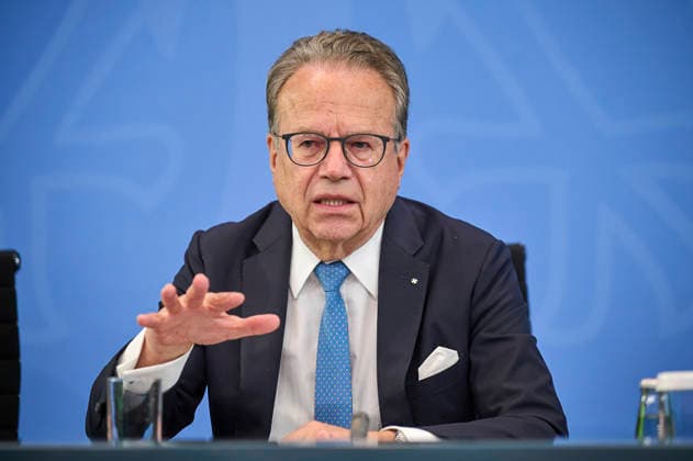 Am Dienstag (23.06.2026) stellten die Vorsitzenden der Rentenkommission, Constanze Janda und Frank-Juergen Weise (Foto), gemeinsam mit Bundeskanzler Friedrich Merz (CDU) und Bundesarbeitsministerin Baerbel Bas (SPD) ihre Empfehlungen im Berliner Kanzleramt vor. Die Kommission schlaegt in ihrem Bericht auch vor, weitere Gruppen, etwa Selbststaendige und Abgeordnete, in die Rentenversicherung einzubeziehen, die sogenannte Rente mit 63 abzuschaffen, das Rentenniveau mindestens zu halten und die Regelaltersgrenze an die steigende Lebenserwartung anzupassen - allerdings in sehr langsamen Schritten. Zudem sollen die Renten nach 2031 wieder langsamer steigen als die Loehne. Der Kommission gehoerten Abgeordnete sowie Wissenschaftlerinnen und Wissen Copyright: epd-bild ChristianxDitsch D26D0623BerichtRentenkommission093109