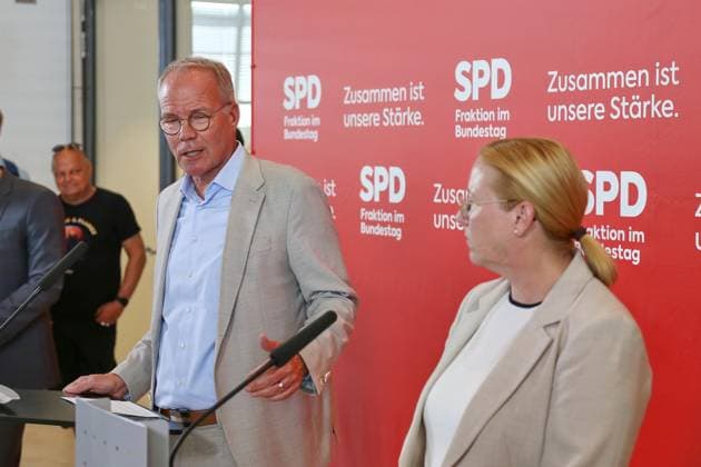 Berlin, Deutschland, 23.06.2026: Deutscher Bundestag: SPD-Fraktionssitzung: Matthias Miersch und Dagmar Schmidt, beide SPD, geben ein Pressestatement *** Berlin, Germany, June 23, 2026 German Bundestag SPD Caucus Meeting Matthias Miersch and Dagmar Schmidt, both of the SPD, issue a press statement,detected_source_language Copyright: xdtsxNachrichtenagenturx dts_124663