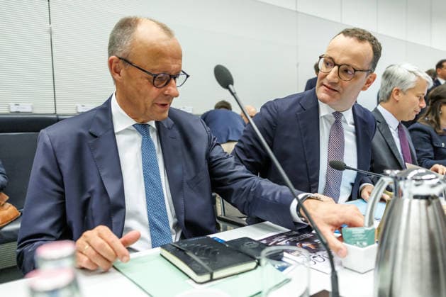Statement vor den Fraktionssitzung der CDU CSU Bundeskanzler Friedrich Merz (CDU) und Jens Spahn, Fraktionsvorsitzender der CDU CSU vor der Fraktionssitzung am 23.06.26 in Berlin. Berlin Berlin Deutschland Reichstag *** Statement before the CDU CSU parliamentary group meeting by Federal Chancellor Friedrich Merz of the CDU and Jens Spahn, CDU CSU parliamentary group leader, before the parliamentary group meeting on June 23, 2026, in Berlin, Berlin, Berlin, Germany, Reichstag,detected_source_language