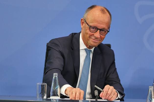 News Bilder des Tages Berlin, Deutschland, 23.06.2026: Bundeskanzleramt: Übergabe des Berichts der Alterssicherungskommission: Bundeskanzler Friedrich Merz (CDU) *** Berlin, Germany, June 23, 2026 Federal Chancellery Presentation of the report by the Commission on Old-Age Security Federal Chancellor Friedrich Merz, CDU,detected_source_language Copyright: xdtsxNachrichtenagenturx dts_124495