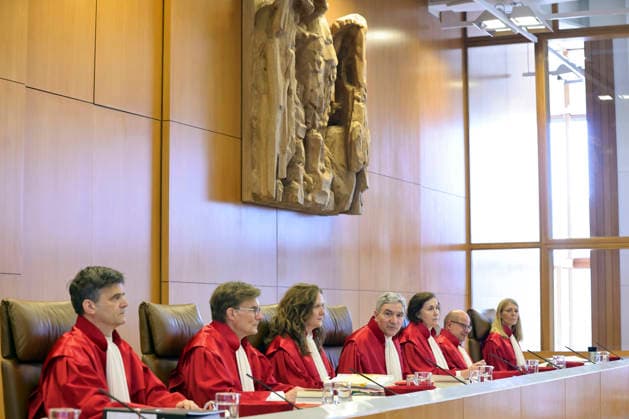 Vor dem Bundesverfassungsgericht in Karlsruhe hat am Dienstag (23.06.2026) die muendliche Verhandlung ueber die Beschwerden von ARD und ZDF gegen die ausgebliebene Erhoehung des Rundfunkbeitrags begonnen (Foto v.l.: Richter des Ersten Senats des Bundesverfassungsgerichts, Guenther Spinner, Martin Eifert, Henning Radkte, Ines Haertel (Härtel), Stephan Harbarth, Yvonne Ott, Heinrich Amadeus Wolff und Miriam Messling (Meßling)). Die Sender zogen im November 2024 nach Karlsruhe, nachdem die Bundeslaender die von der Finanzkommission KEF empfohlene Anhebung zum 1. Januar 2025 um 58 Cent auf monatlich 18,94 Euro nicht umgesetzt hatten (AZ: 1 BvR 2524 24 und 1 BvR 2525 24). Ein Urteil wird erst in einigen Wochen erwartet. (Siehe epd-Meldung vom Copyright: epd-bild JoergxDonecker jodo_foto_BVG36-kopieren