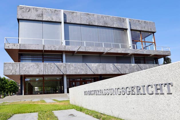 Vor dem Bundesverfassungsgericht (Foto) in Karlsruhe hat am Dienstag (23.06.2026) die muendliche Verhandlung ueber die Beschwerden von ARD und ZDF gegen die ausgebliebene Erhoehung des Rundfunkbeitrags begonnen. Die Sender zogen im November 2024 nach Karlsruhe, nachdem die Bundeslaender die von der Finanzkommission KEF empfohlene Anhebung zum 1. Januar 2025 um 58 Cent auf monatlich 18,94 Euro nicht umgesetzt hatten (AZ: 1 BvR 2524 24 und 1 BvR 2525 24). Ein Urteil wird erst in einigen Wochen erwartet. (Siehe epd-Meldung vom 23.06.2026) EDITORIAL USE ONLY *** On Tuesday, June 23, 2026, oral arguments began before the Federal Constitutional Court in Karlsruhe regarding the appeals filed by ARD and ZDF against the failure to increase the broad Copyright: epd-bild JoergxDonecker jodo_foto_BVG42