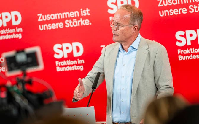 Matthias Miersch EUR, Deutschland, Berlin: 23.06.2026: Pressestatement vor der Fraktionssitzung mit dem Fraktionsvorsitzenden Matthias Miersch (SPD). *** Matthias Miersch (EUR), Germany, Berlin, June 23, 2026 Press statement prior to the caucus meeting with caucus chair Matthias Miersch (SPD),detected_source_language