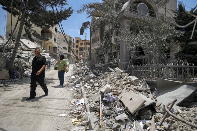 News Bilder des Tages June 23, 2026, Nabatieh, Nabatieh, Lebanon: Lebanese react as they walk in a devastated street in the southern Lebanese city of Nabatieh caused by Israeli air strikes. Scores of Lebanese who fled their villages started to return to face a devastating shock of finding their homes completely demolished. Following the recent US-Iran deal, residents have attempted to return, only to be met with scenes of rubble and ash. Nabatieh Lebanon  - ZUMAn313 20260623_zip_n313_010 Copyright: xMarwanxNaamanix