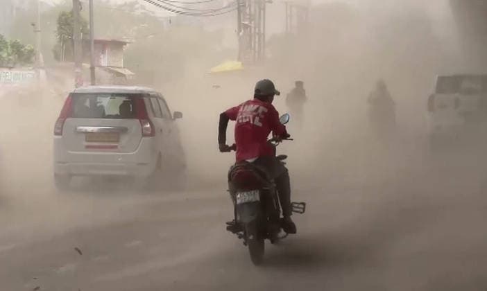 News Bilder des Tages RECORD DATE NOT STATED Commuters wade through a heavy dust storm Noida, Jun 23 (ANI): Commuters wade through a heavy dust storm during afternoon hours, in Noida on Tuesday. (ANI Video Grab) Noida Uttar Pradesh India Copyright: xANIx ANI_20260623194