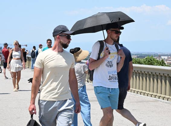 Extreme temperatures prompt extended heat alert in Florence FLORENCE, ITALY - JUNE 23: People use umbrella to protect themselves from the sun during heatwave in Florence, Italy on June 23, 2026. Due to an African heat wave pushing temperatures above 38°C in Florence, the city authorities have extended the red heat alert. Carlo Bressan Anadolu Florence Italy. Editorial use only. Please get in touch for any other usage.  Copyright: x2026xAnadoluxCarloxBressanx