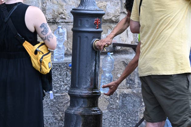 Extreme temperatures prompt extended heat alert in Florence FLORENCE, ITALY - JUNE 23: People fill bottles with water during heatwave in Florence, Italy on June 23, 2026. Due to an African heat wave pushing temperatures above 38°C in Florence, the city authorities have extended the red heat alert. Carlo Bressan Anadolu Florence Italy. Editorial use only. Please get in touch for any other usage.  Copyright: x2026xAnadoluxCarloxBressanx