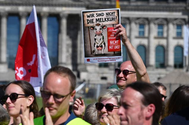 Protest against job cuts in Berlin BERLIN, GERMANY – JUNE 23: People take part in a rally titled For a public service with a future – together against job cuts! in Berlin, Germany, on June 23, 2026. A rally organized by the ver.di trade union against public sector job cuts. Volodymyr Sindieiev Anadolu Berlin Germany. Editorial use only. Please get in touch for any other usage.  Copyright: x2026xAnadoluxVolodymyrxSindieievx