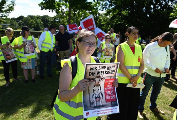 Protest against job cuts in Berlin BERLIN, GERMANY – JUNE 23: People take part in a rally titled For a public service with a future – together against job cuts! in Berlin, Germany, on June 23, 2026. A rally organized by the ver.di trade union against public sector job cuts. Volodymyr Sindieiev Anadolu Berlin Germany. Editorial use only. Please get in touch for any other usage.  Copyright: x2026xAnadoluxVolodymyrxSindieievx