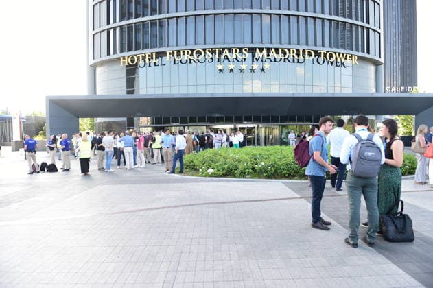 Madrids Moeve Tower Evacuated Due to a Fire Inside the Building Dozens of people were evacuated due to a fire inside the Moeve Tower on June 23, 2026, in Madrid, Spain. An explosion on an intermediate floor of the Moeve Tower—one of Madrid’s four towers—forced the evacuation of the building this afternoon and produced a large plume of smoke. According to initial reports, no injuries have been reported, and the fire is now under control. Firefighters, National Police, and Samur personnel are on the scene. The incident occurred around 5  Copyright: xGustavoxValientex 7617829
