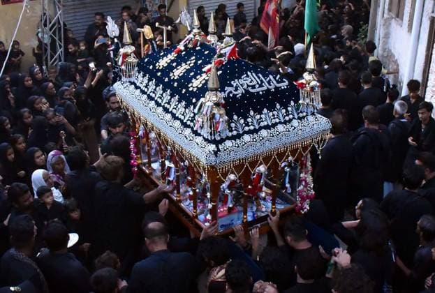 News Bilder des Tages June 23, 2026, Pakistan: Shiite Mourners Participate in Imam Hussain (A.S) Procession on 7th Muharram-ul-Haram in Hyderabad Pakistan  - ZUMAas3_ 20260623_zaf_as3_074 Copyright: xPPIx