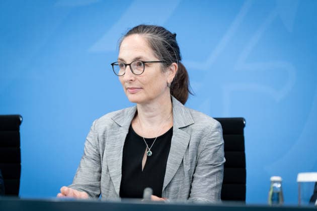 Bericht der Alterssicherungskommission , Constanze Janda Berlin, Bundeskanzleramt, Übergabe Bericht der Alterssicherungskommission , Constanze Janda Berlin Berlin GER *** Report of the Pension Security Commission, Constanze Janda, Berlin, Federal Chancellery, Presentation of the Report of the Pension Security Commission, Constanze Janda, Berlin, Berlin, GER,detected_source_language