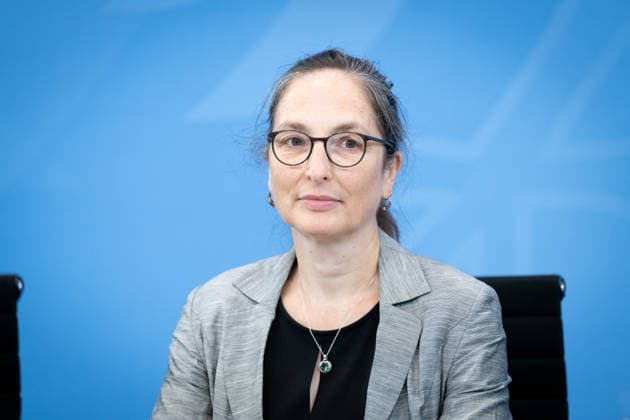 Bericht der Alterssicherungskommission , Constanze Janda Berlin, Bundeskanzleramt, Übergabe Bericht der Alterssicherungskommission , Constanze Janda Berlin Berlin GER *** Report of the Pension Security Commission, Constanze Janda, Berlin, Federal Chancellery, Presentation of the Report of the Pension Security Commission, Constanze Janda, Berlin, Berlin, GER,detected_source_language