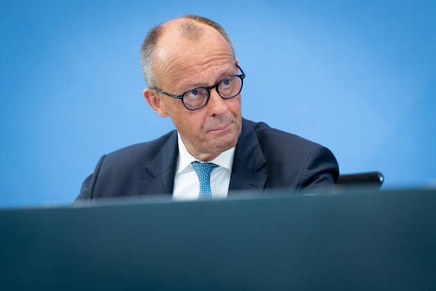 Bundeskanzler Friedrich Merz Berlin, Bundeskanzleramt, Übergabe Bericht der Alterssicherungskommission , Bundeskanzler Friedrich Merz Berlin Berlin GER *** Chancellor Friedrich Merz, Berlin, Federal Chancellery, Presentation of the Report by the Commission on Old-Age Security, Chancellor Friedrich Merz, Berlin, Berlin, GER,detected_source_language