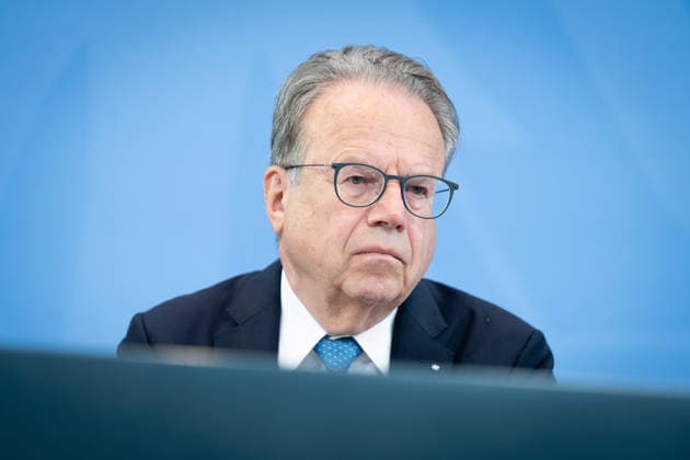 Bericht der Alterssicherungskommission , Pressekonferenz, Frank-Jürgen Weise Berlin, Bundeskanzleramt, Übergabe Bericht der Alterssicherungskommission , Pressekonferenz, Frank-Jürgen Weise Berlin Berlin GER *** Report of the Pension Security Commission, Press Conference, Frank Jürgen Weise, Berlin, Federal Chancellery, Presentation of the Report of the Pension Security Commission, Press Conference, Frank Jürgen Weise, Berlin, Berlin, GER,detected_source_language