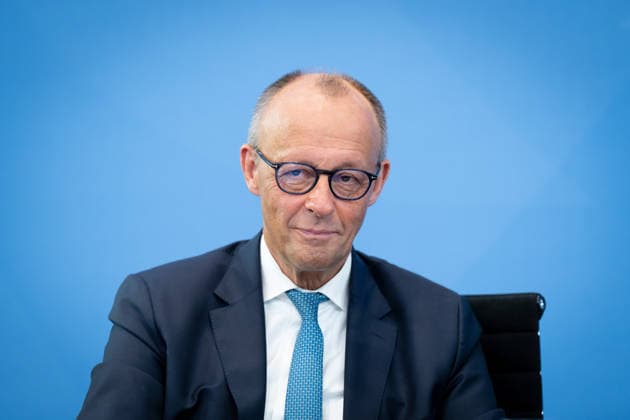Bundeskanzler Friedrich Merz Berlin, Bundeskanzleramt, Übergabe Bericht der Alterssicherungskommission , Bundeskanzler Friedrich Merz Berlin Berlin GER *** Chancellor Friedrich Merz, Berlin, Federal Chancellery, Presentation of the Report by the Commission on Old-Age Security, Chancellor Friedrich Merz, Berlin, Berlin, GER,detected_source_language