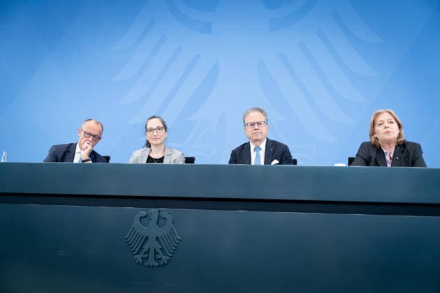 Bundeskanzler Friedrich Merz, Bärbel Bas, Bundesministerin Berlin, Bundeskanzleramt, Übergabe Bericht der Alterssicherungskommission , Bundeskanzler Friedrich Merz, Bärbel Bas, Bundesministerin für Arbeit und Soziales, Pressekonferenz, Frank-Jürgen Weise, Constanze Janda Berlin Berlin GER *** Chancellor Friedrich Merz, Bärbel Bas, Federal Minister for Berlin, Federal Chancellery, Presentation of the Report by the Commission on Old-Age Security, Chancellor Friedrich Merz, Bärbel Bas, Federal Minister of Labor and Social Affairs, Press Conference, Frank Jürgen Weise, Constanze Janda, Berlin, Berlin, GER,detected_source_language