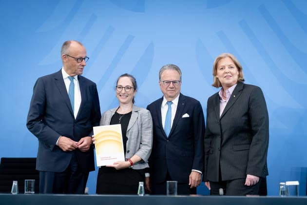 Bundeskanzler Friedrich Merz, Bärbel Bas, Bundesministerin Berlin, Bundeskanzleramt, Übergabe Bericht der Alterssicherungskommission , Bundeskanzler Friedrich Merz, Bärbel Bas, Bundesministerin für Arbeit und Soziales, Pressekonferenz, Frank-Jürgen Weise, Constanze Janda Berlin Berlin GER *** Chancellor Friedrich Merz, Bärbel Bas, Federal Minister for Berlin, Federal Chancellery, Presentation of the Report by the Commission on Old-Age Security, Chancellor Friedrich Merz, Bärbel Bas, Federal Minister of Labor and Social Affairs, Press Conference, Frank Jürgen Weise, Constanze Janda, Berlin, Berlin, GER,detected_source_language