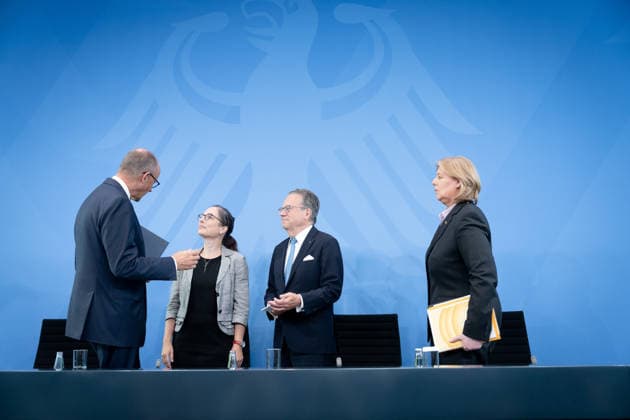 Bundeskanzler Friedrich Merz, Bärbel Bas, Bundesministerin Berlin, Bundeskanzleramt, Übergabe Bericht der Alterssicherungskommission , Bundeskanzler Friedrich Merz, Bärbel Bas, Bundesministerin für Arbeit und Soziales, Pressekonferenz, Frank-Jürgen Weise, Constanze Janda Berlin Berlin GER *** Chancellor Friedrich Merz, Bärbel Bas, Federal Minister for Berlin, Federal Chancellery, Presentation of the Report by the Commission on Old-Age Security, Chancellor Friedrich Merz, Bärbel Bas, Federal Minister of Labor and Social Affairs, Press Conference, Frank Jürgen Weise, Constanze Janda, Berlin, Berlin, GER,detected_source_language