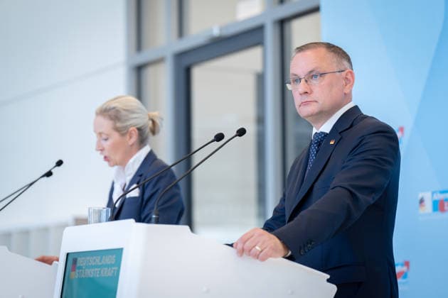 AfD, Alice Weidel, Tino Chrupalla Bundestag, Bundestagsfraktion, AfD, Pressestatement, Vorsitzende, Bundessprecherin, Alice Weidel, Vorsitzender, Bundessprecher, Tino Chrupalla Berlin Berlin GER *** AfD, Alice Weidel, Tino Chrupalla, Bundestag, Bundestag parliamentary group, AfD, press statement, chairwoman, national spokesperson, Alice Weidel, chairman, national spokesperson, Tino Chrupalla, Berlin, Berlin, GER,detected_source_language