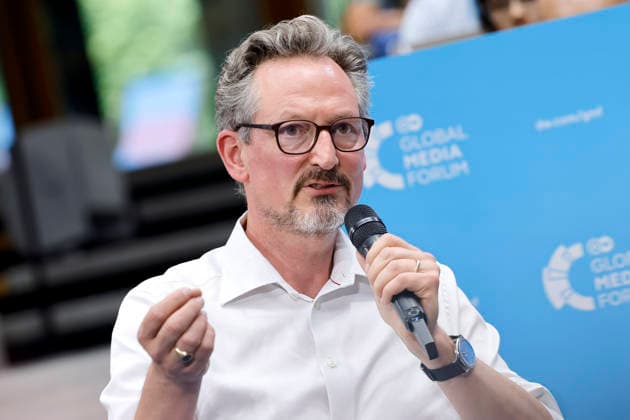 Moderator Dr. Eckart von Hirschhausen beim Deutsche Welle Global Media Forum 2026 unter dem Motto Journalism out loud im ehemaligen Plenarsaal des Bundestages im World Conference Center Bonn. Die Deutsche Welle ist der Auslandsrundfunk der Bundesrepublik Deutschland. Bonn, 23.06.2026 NRW Deutschland *** Host Dr. Eckart von Hirschhausen at the Deutsche Welle Global Media Forum 2026, themed Journalism out loud, in the former plenary hall of the Bundestag at the World Conference Center Bonn. Deutsche Welle is the international broadcaster of the Federal Republic of Germany. Bonn, June 23, 2026, North Rhine-Westphalia, Germany,detected_source_language Copyright: xChristophxHardtx