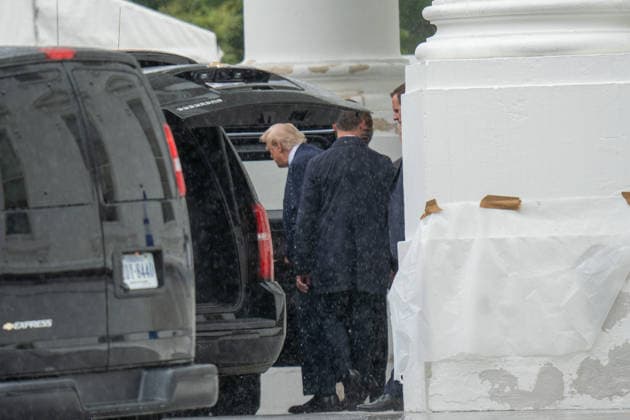 News Bilder des Tages June 23, 2026, Washington, Dc, United States: President DONALD TRUMP departs the White House for a trip to Pennsylvania on June 23, 2026. The President paused briefly to examine the repairs underway to the North Portico columns at the White House. Washington United States - ZUMAl312 20260623_znp_l312_008 Copyright: xAndrewxLeydenx