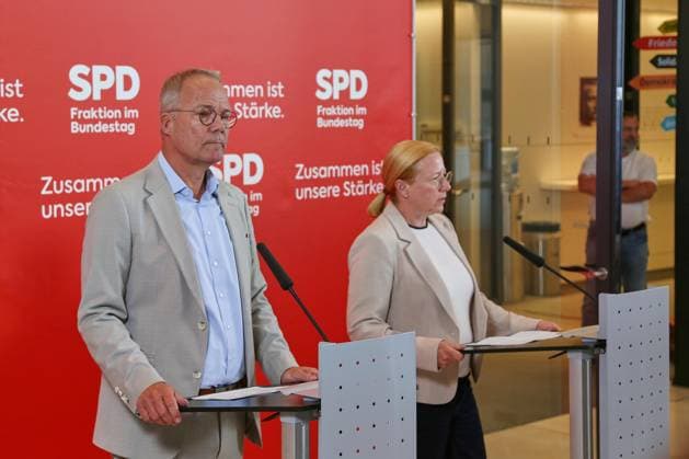 Berlin, Deutschland, 23.06.2026: Deutscher Bundestag: SPD-Fraktionssitzung: Matthias Miersch und Dagmar Schmidt, beide SPD, geben ein Pressestatement *** Berlin, Germany, June 23, 2026 German Bundestag SPD Caucus Meeting Matthias Miersch and Dagmar Schmidt, both members of the SPD, issue a press statement,detected_source_language Copyright: xdtsxNachrichtenagenturx dts_124661
