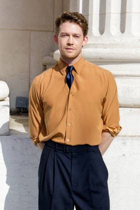 Joe Alwyn arrives at the second Saint Laurent Ready-to-Wear Men’s Spring Summer 2027 fashion show during Paris Fashion Week at the Bourse de Commerce Pinault Collection in Paris, France, on June 23, 2026. Olivier Borde, Bestimage. Celebrities await the Saint Laurent Men’s Spring Summer 2027 show as part of Paris Fashion Week on June 23, 2026, in Paris, France. Paris, France,detected_source_language  Copyright: xOLIVIERxBORDEx xBESTIMAGExOLIVIERxBORDEx xBESTIMAGEx