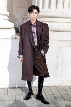 Chen Zheyuan at the end of the second Saint Laurent Ready-to-Wear Men’s Spring Summer 2027 fashion show during Paris Fashion Week at the Bourse de Commerce Pinault Collection in Paris, France, on June 23, 2026. Olivier Borde, Bestimage. Celebrities await the Saint Laurent Men’s Spring Summer 2027 show as part of Paris Fashion Week on June 23, 2026, in Paris, France. Paris, France,detected_source_language  Copyright: xOLIVIERxBORDEx xBESTIMAGExOLIVIERxBORDEx xBESTIMAGEx