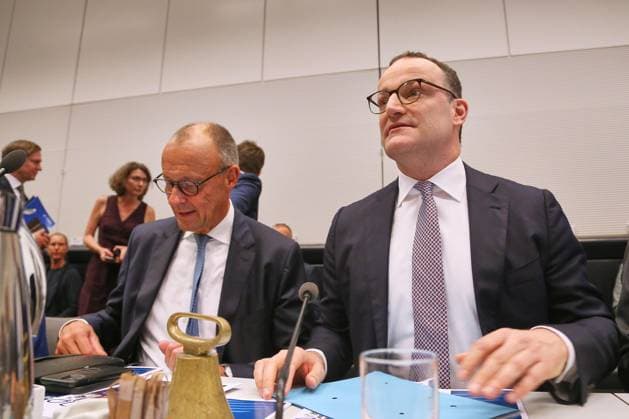 Berlin, Deutschland, 23.06.2026: Deutscher Bundestag: Unions-Fraktionssitzung: Bundeskanzler Friedrich Merz (CDU) und Jens Spahn (CDU) *** Berlin, Germany, June 23, 2026 German Bundestag Union parliamentary group meeting Chancellor Friedrich Merz (CDU) and Jens Spahn (CDU),detected_source_language Copyright: xdtsxNachrichtenagenturx dts_124624